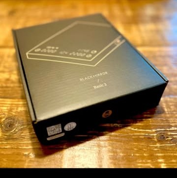 木のテーブルに並ぶタイムモアのコーヒースケール